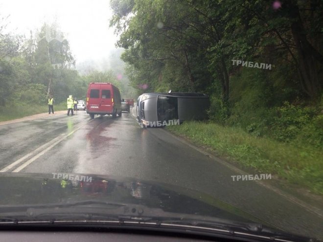 Тежка катастрофа затруднява движението по Е79 (снимки)