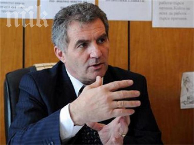 Шок! Братът на Орешарски работи за 400 лв. Вижте къде!