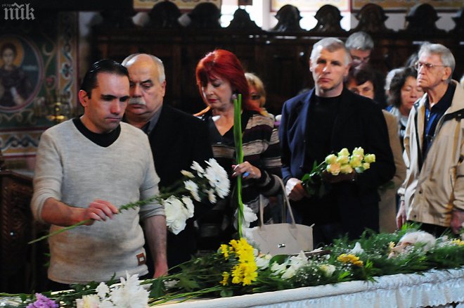 Десетки се поклониха пред голямата Таня Масалитинова