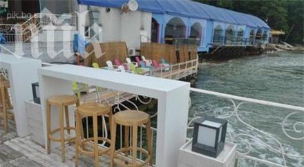 годишна удавницата варна зяпачи гледали скача