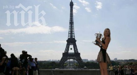 маша шарапова показа трофея дългите крака айфеловата кула снимки