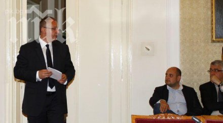 ексклузивно пик парламента става горещо групата бсп събира извънредно министрите идват безмълвни обновена