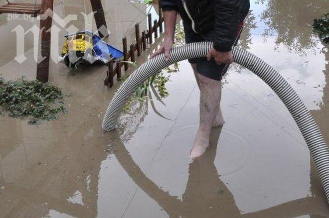 Пороите удавиха Разградско в кал