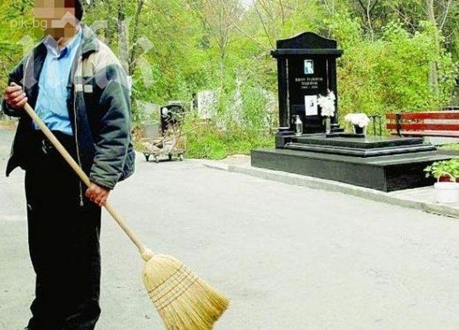 Близки почетоха на Задушница убитите герои на прехода