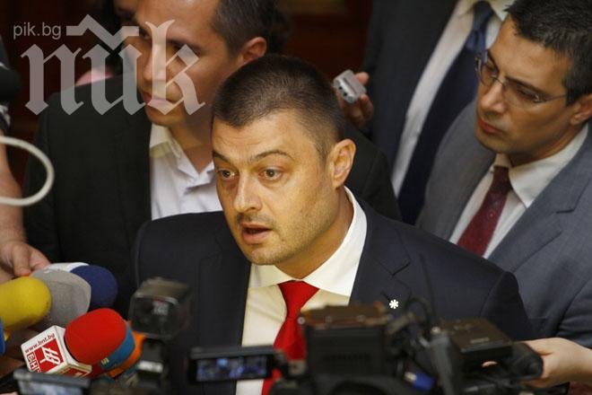 Бареков пред ПИК: Явно Станишев е решил изборите да бъдат неговата клада! Ще го победя на предсрочния вот