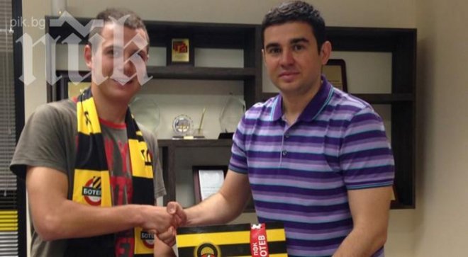 Юношески национал подписа с Ботев (Пловдив)