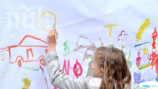 64% от родителите се крият от децата си в банята 