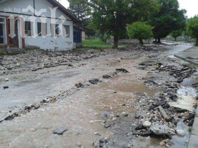 Потоп помете село край Варна (снимки)