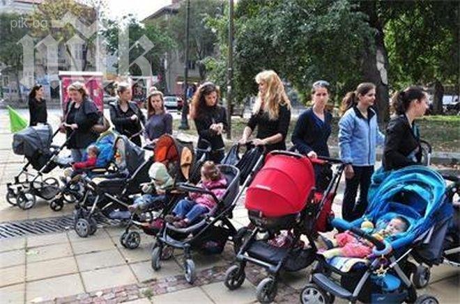 Пловдивски майки с колички поведоха шествието в памет на Паоло