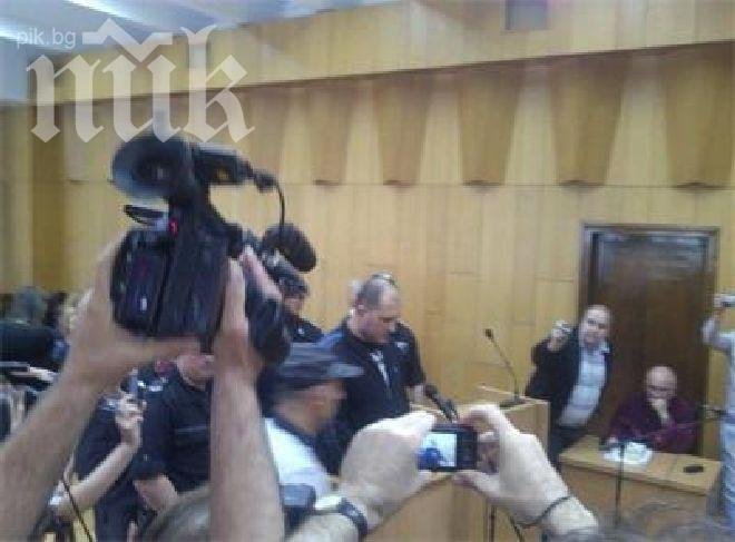 Прекъснаха делото срещу Сапунджиев, имало риск да оглушее