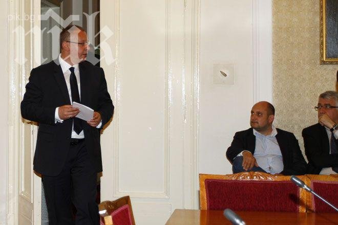 Ексклузивно в ПИК! В парламента става горещо! Групата на БСП се събира извънредно, министрите идват безмълвни! /обновена/