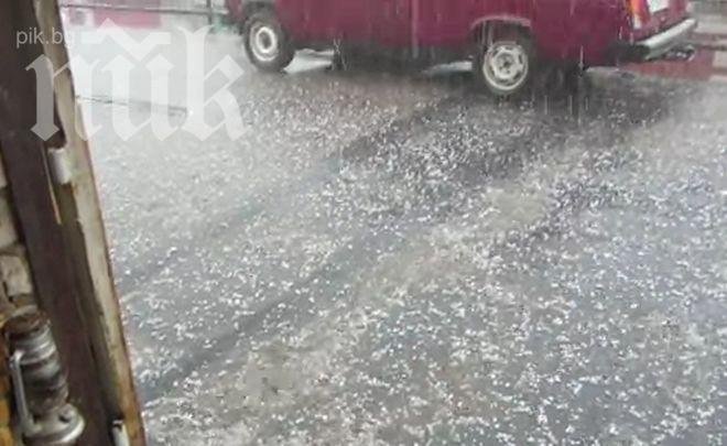 Мощна градушка удари Москва (видео)