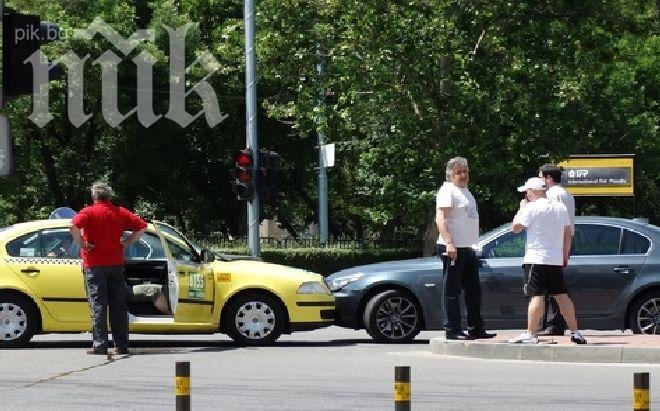 Тежка катастрофа в Пловдив! Форд мина на червено, блъсна такси и БМВ