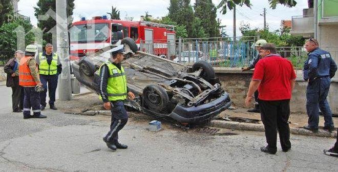 Зрелищна катастрофа! Кола се преобърна на кръстовище в Харманли (снимки)