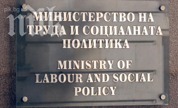 Задължават министерства да взимат стажанти