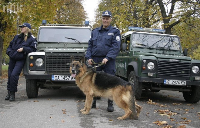 Резил! Полицаи пътуват на стоп, за да вардят селата
