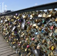 Мост в Париж се срути заради 