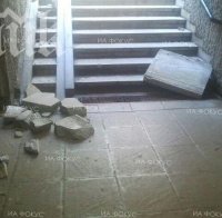 Огромни каменни плочи паднаха в столичен подлез, като по чудо няма жертви! (снимки)