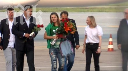 посрещнаха симона халеп червен килим цветя букурещ загубата финала ролан гарос видео