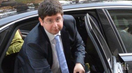 скандал министерство финансите служебният мерцедес петър чобанов развозвал любовницата виргиния