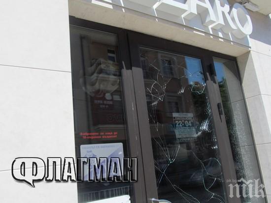 Вижте колата на бандитите, разбили бар „Азаро” в Бургас (снимки)