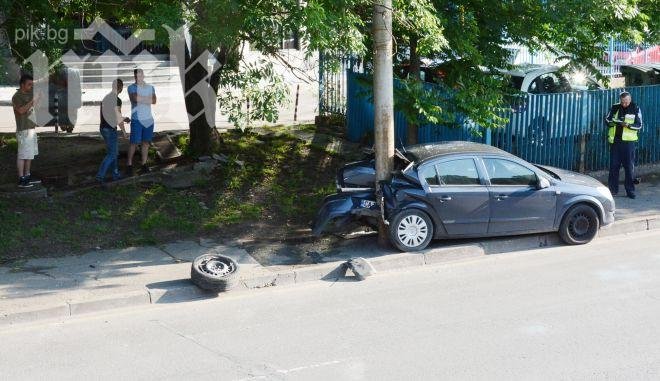 Моторист тресна „Опел” в центъра на София, колата се завъртя и се заби в уличен стълб (снимки)