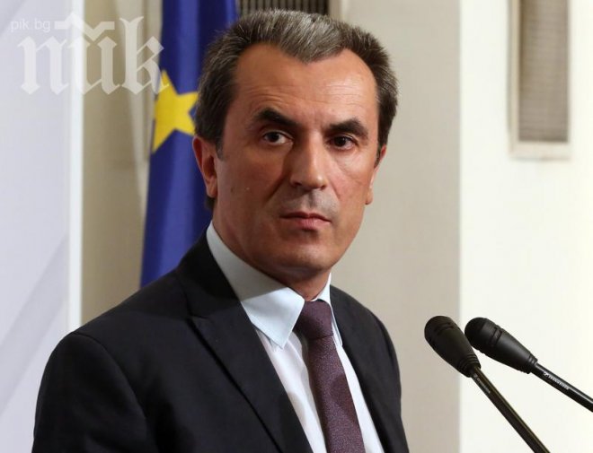 Орешарски изу гащи пред ястреба Маккейн, докато Борисов летеше към Щатите! Горко ни, пак ние ще плащаме масрафа!