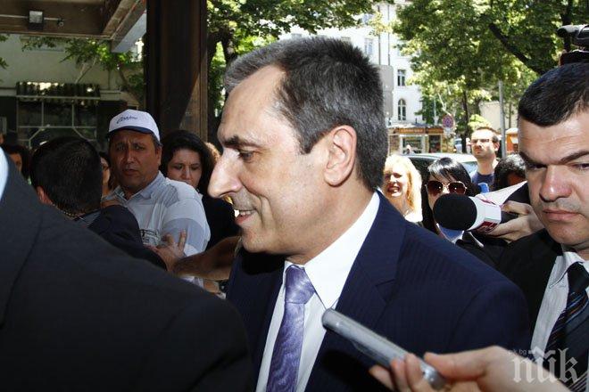 Орешарски: Заседанието продължава! Новини няма