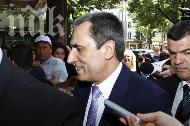 Първо в ПИК! Орешарски пристигна на пленума на БСП! Зверска охрана го пази от журналистическите въпроси! Безмълвен е (снимки)