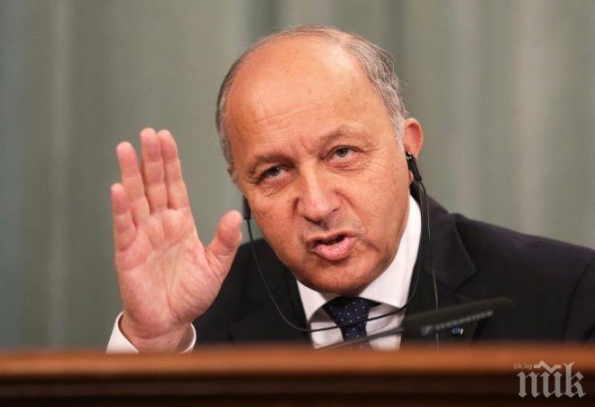 Френският външен министър захърка по време на официална среща в Алжир