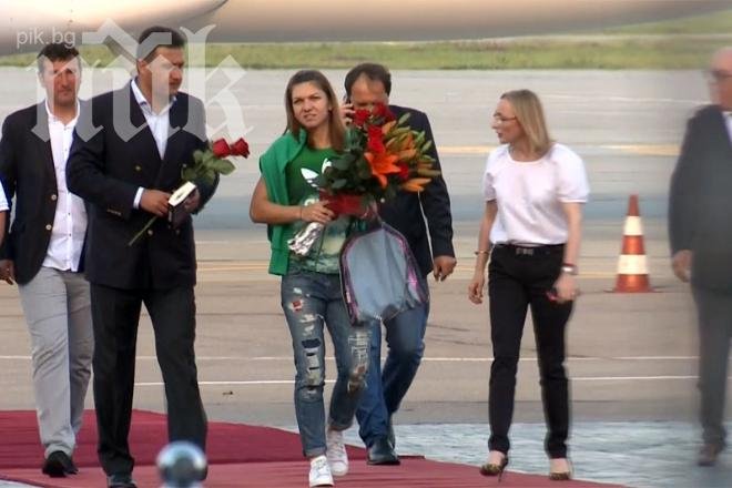 Посрещнаха Симона Халеп с червен килим и цветя в Букурещ след загубата на финала на Ролан Гарос (видео)