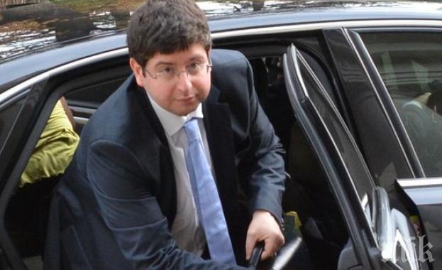 Скандал в Министерство на финансите! Служебният Мерцедес на Петър Чобанов развозвал любовницата му Виргиния?