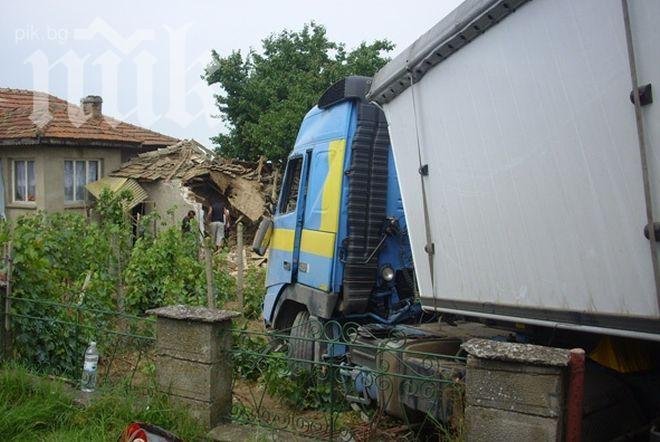 Брутално! Българин влезе във френска къща с 40-тонния си камион и я разруши!