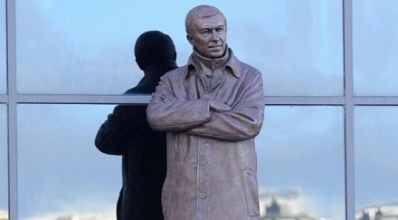 откриха статуя сър алекс прилича