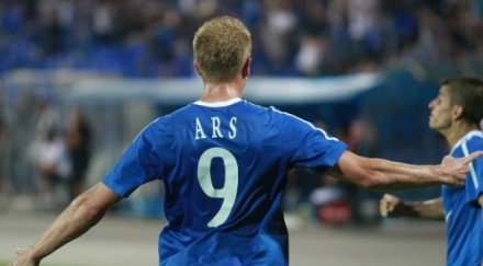 арш връща левски