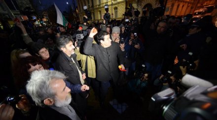 въоръжени полицаи пазят парламента стрелба домати