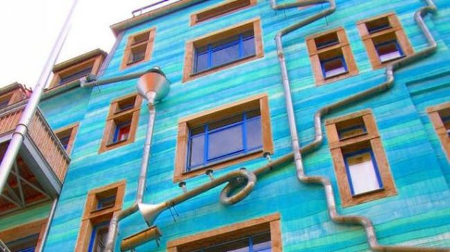 Къща пее чрез улуци