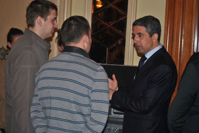 Вдигат ти оценката, ако отидеш на лекция на Плевнелиев