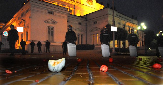 Измиха петната от домати по парламента 