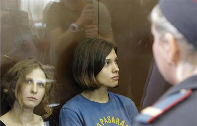 Преместиха певица от „Пуси Райът” в единична килия