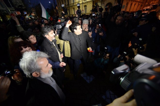 Въоръжени полицаи пазят парламента от стрелба с домати