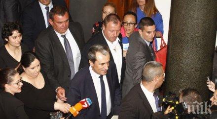 орешарски закъсня дебатите вота недоверие герб посрещнаха оставка