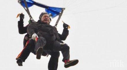 буш старши скочи парашут рожден ден видео