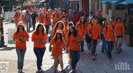 многолюдно оранжево шествие премина бургас