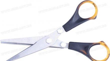 мъж ножица стомаха