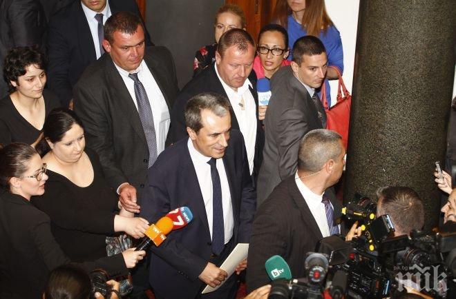 Орешарски закъсня за дебатите по вота на недоверие, от ГЕРБ го посрещнаха с „оставка“