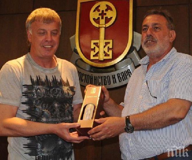 Мъри приветства писателя Наско Сираков в Хасково