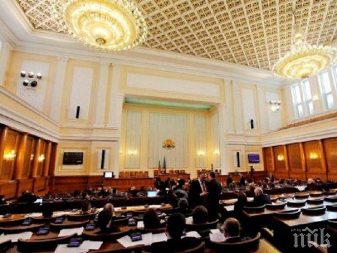 Викове Оставка в парламента. Залата е пълна, вот ще има (обновява се)