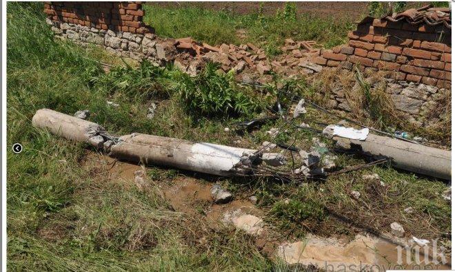 Мерцедес посече бетонен стълб в Хасковско, шофьорът бере душа (снимки)