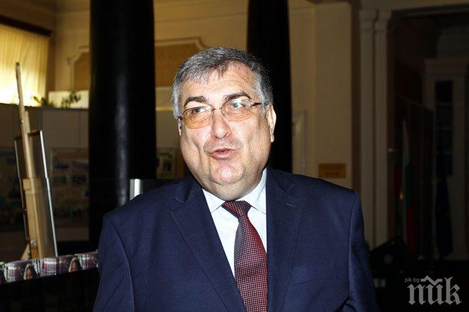 Близнашки се тюхка в парламента заради провалената дискусия за референдум